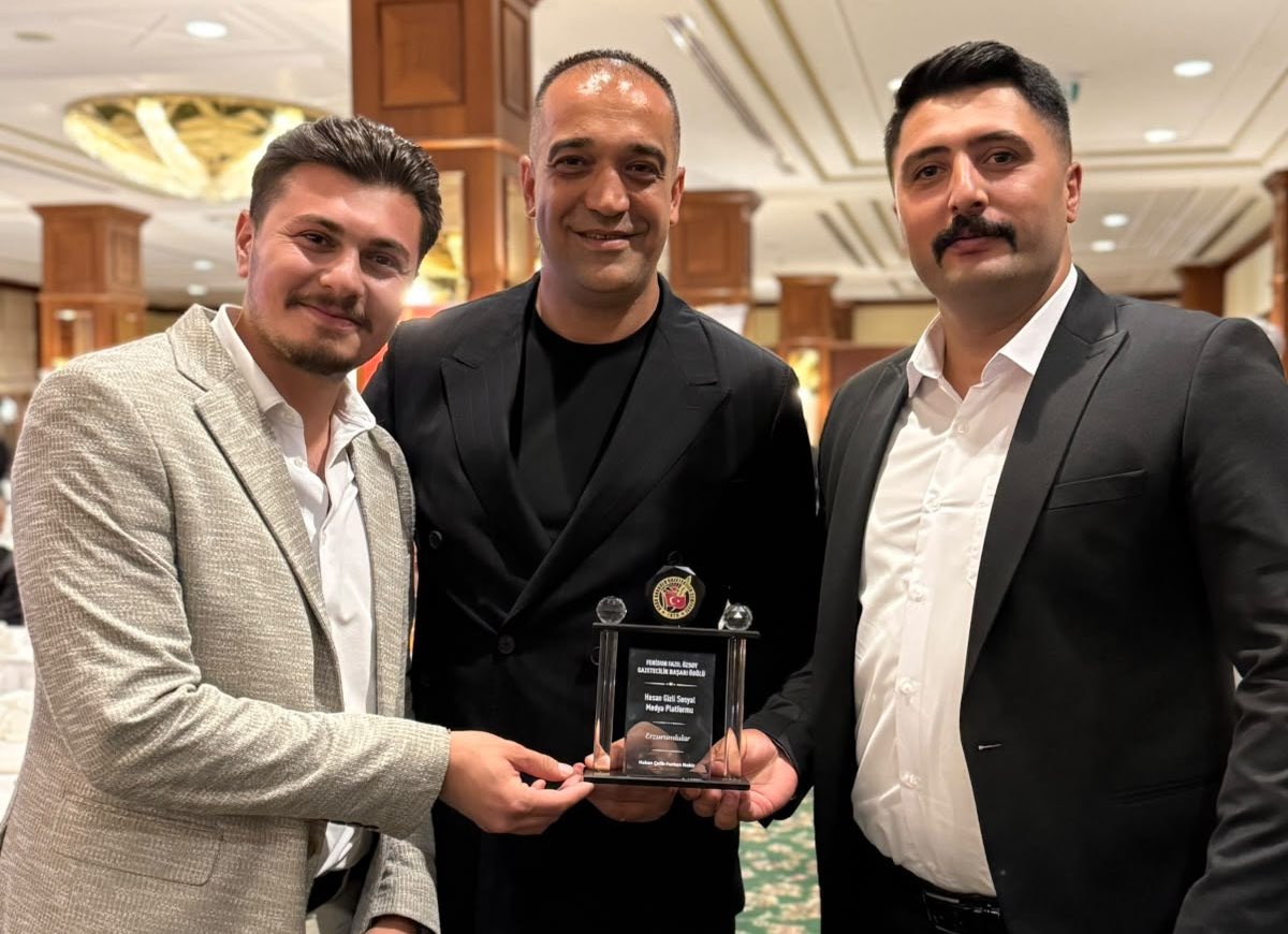 ademyurdagul's tweet photo. 🗞️ DAGC ÖDÜL TÖRENİ

İçişleri Bakanımız Sayın Mustafa Çiftçi ve Millî Eğitim Bakanımız Sayın Prof. Dr. Yusuf Tekin Beyefendilerin katılımıyla, Doğu Anadolu Gazeteciler Cemiyeti tarafından düzenlenen 2025 yılı Feridun Fazıl Özsoy Başarılı Gazeteciler Ödül Törenine katılım sağladık.

Jüri özel ödülüne layık görüldüğümüz programda, başarılı gazetecilerimize ödüllerini de takdim ettik.

Başarılı ve özverili çalışmalarıyla toplumun bilgilendirilmesini sağlayan tüm basın emekçilerini yürekten kutluyor, programın gerçekleşmesini sağlayan DAGC Başkanı Ayhan Türkez ve yönetimine çalışmalarında başarılar diliyorum.