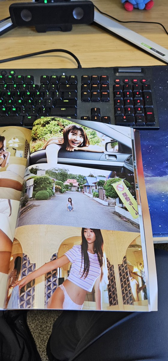 Osakachan's tweet photo. @amau_kisumi yay the book came! Love your pictures! https://t.co/ofGvXmsEVe