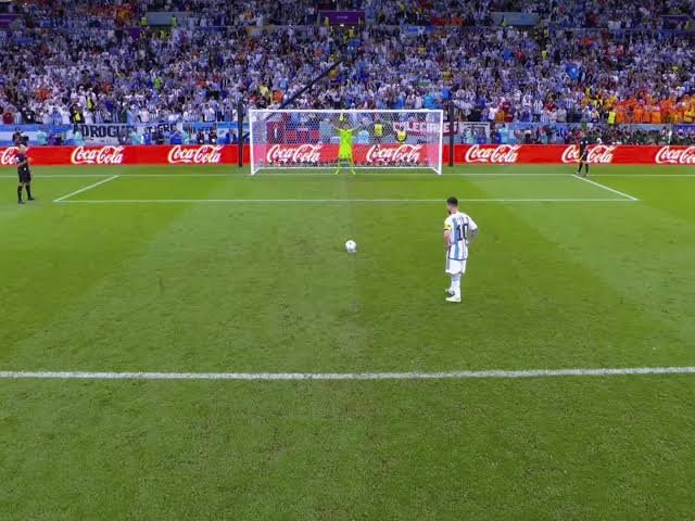 NoodleHairCR7's tweet photo. Messi's farthest goal against a Top 10 team in the World Cup is a penalty 😭 https://t.co/ZmzPI00phV