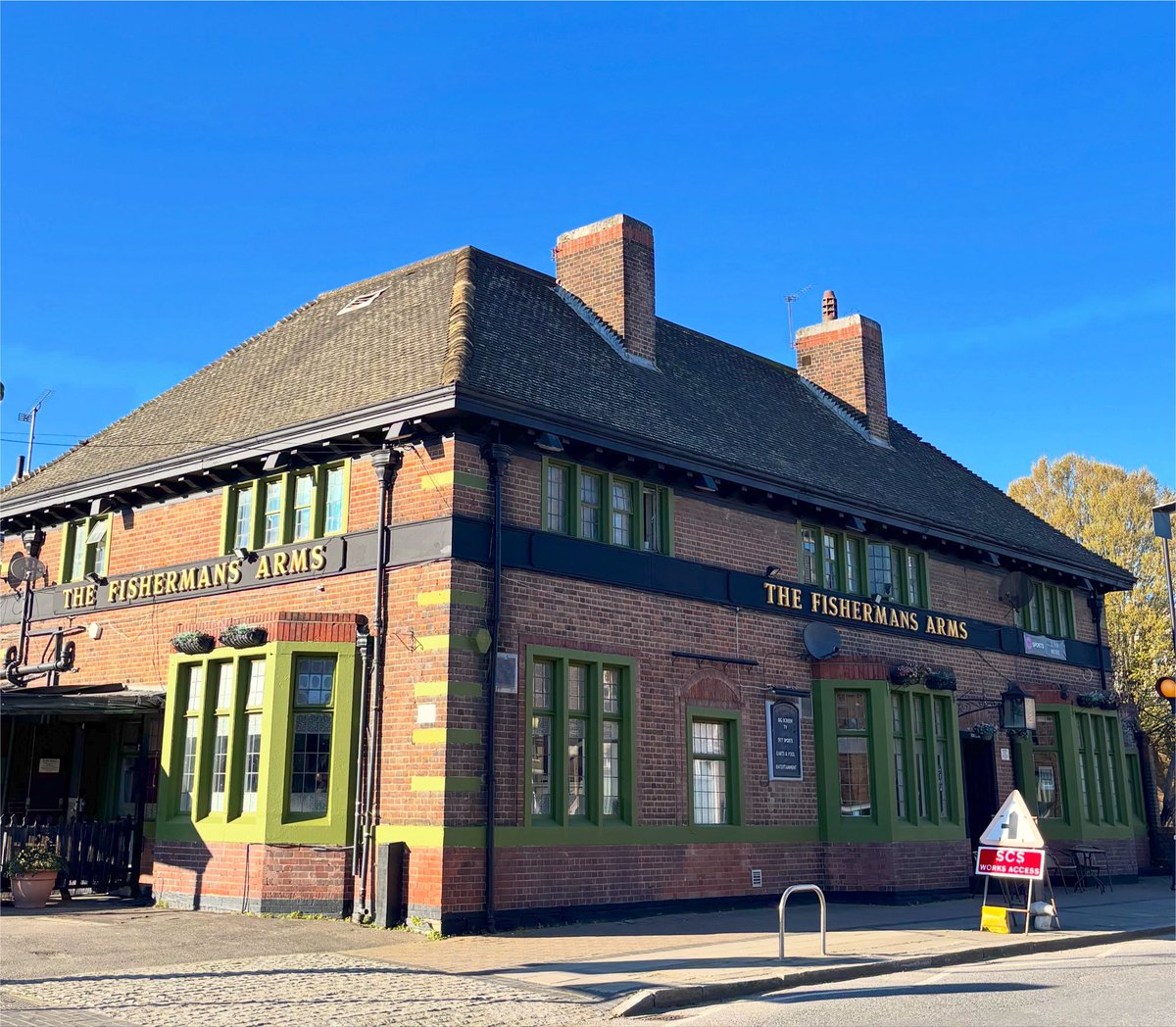LondonPubMap's tweet photo. The Fisherman’s Arms
📍50 Old Oak Ln, London NW10 6UB

The Fisherman’s Arms is located close to the Grand Union Canal, on the Harlesden/ Park Royal border. The nearest Tube is Willesden Junction.

This pub was built in 1928 and featured in the 1988 film For Queen and Country, starring Denzel Washington.

This is a traditionally decorated old-school pub with three adjoining rooms. The room to the left has a pool table and dartboard. The middle room has a long servery, while the room to the right has a stage at one end and seating throughout. To the side of the pub is a small, covered outdoor space.

The decor consists of lino-style flooring, a mix of striped and flowery wallpaper, tables, chairs and sofas, and a few TVs. There are plenty of trinkets on the back bar, including a QPR clock, but I did notice a beautiful original 1920s stained-glass window.

Continued in comments… 👇