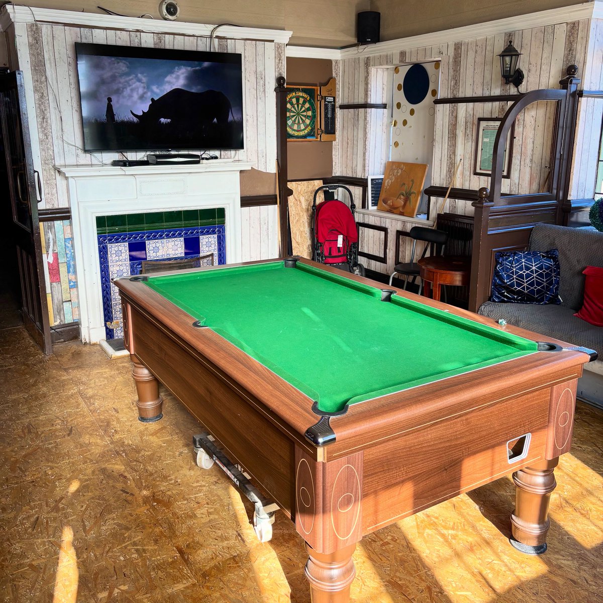 LondonPubMap's tweet photo. The Fisherman’s Arms
📍50 Old Oak Ln, London NW10 6UB

The Fisherman’s Arms is located close to the Grand Union Canal, on the Harlesden/ Park Royal border. The nearest Tube is Willesden Junction.

This pub was built in 1928 and featured in the 1988 film For Queen and Country, starring Denzel Washington.

This is a traditionally decorated old-school pub with three adjoining rooms. The room to the left has a pool table and dartboard. The middle room has a long servery, while the room to the right has a stage at one end and seating throughout. To the side of the pub is a small, covered outdoor space.

The decor consists of lino-style flooring, a mix of striped and flowery wallpaper, tables, chairs and sofas, and a few TVs. There are plenty of trinkets on the back bar, including a QPR clock, but I did notice a beautiful original 1920s stained-glass window.

Continued in comments… 👇
