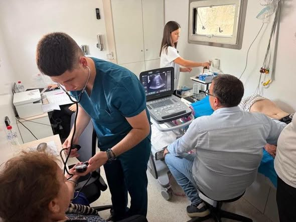 andrejic_bojan's tweet photo. "Doktor" ćaci Miloš vodi mobilnu ambulantu Despotovac.🤦‍♂️ https://t.co/nGcV0mDP1G