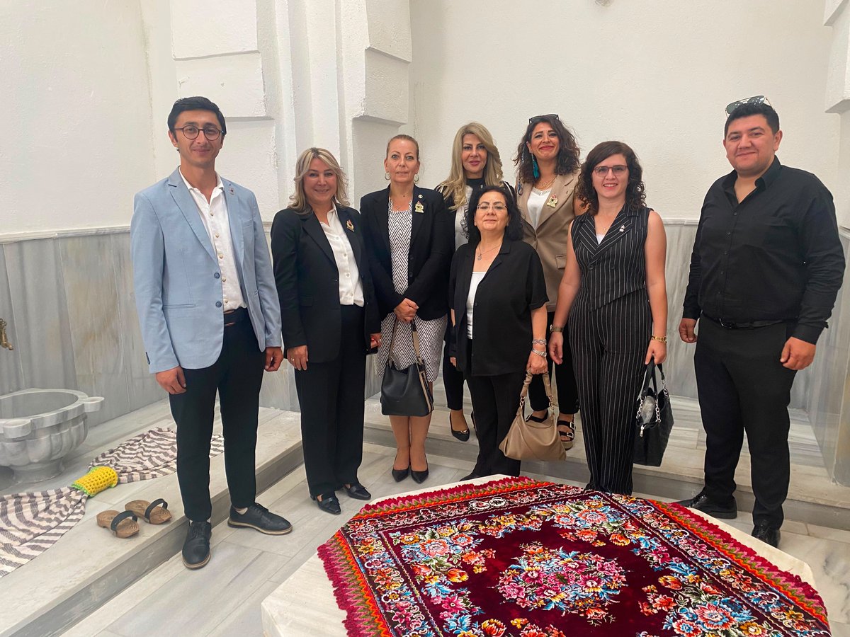 ZaferOrhangazi's tweet photo. Kadın, Çocuk ve Aile Politikalarından Sorumlu Genel Başkan Yardımcısı Sayın Suzan Küçüksaraç’ın katılımlarıyla, Gürle köyümüzde bulunan tarihi hamam içerisinde faaliyet gösteren Pazarköy Kadın Girişimi Üretim ve İşletme Kooperatifi’ni ziyaret ettik. Kooperatif Başkanımız Sayın Seda Kalkan Şentürk’ten kıymetli çalışmaları hakkında bilgi alırken, tarihi hamamımızın dokusunu da inceledik. 
Kadın emeğini üretime dönüştüren Sayın Şentürk'e ve tüm kadınlarımıza nazik misafirperverlikleri için teşekkür ediyoruz. 
Türk kadınının ekonomiye güç kattığı bir geleceği Zafer'le inşa edeceğiz!

@zaferpartisi16
@SuzanKucuksarac
@CihatGZ
@YYakup89

#ZaferPartisi #Orhangazi #SuzanKüçüksaraç #KadınGirişimi #PazarköyKooperatifi