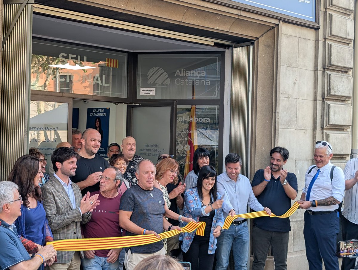 V_OrientalAC's tweet photo. Aliança Catalana inaugura la Seu Nacional a Ripoll,  on va començar aquest gran projecte.
AC V.Oriental hi hem estat presents per compartir un dia històric i continuar treballant, amb il·lusió i compromís, pel futur del nostre país.
#AliançaCatalana #Ripoll #VallèsOriental https://t.co/nAO64MOrNi