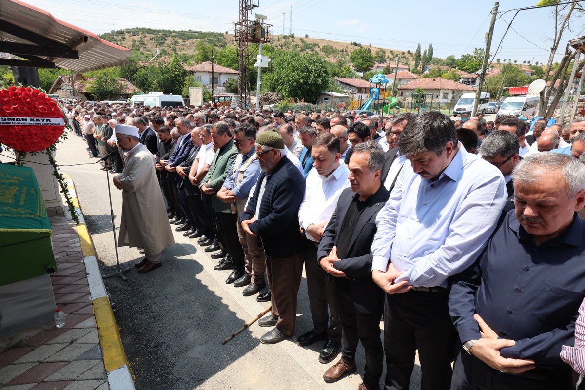 MemurSenKonf's tweet photo. İnnâ lillâhi ve innâ ileyhi râciûn.

Memur-Sen ve Eğitim-Bir-Sen Genel Başkanımız Sayın Ali Yalçın’ın muhterem babası Selahattin Yalçın, bugün Tokat’ın Artova ilçesine bağlı Ahmetdanişment Köyü Mezarlığı’nda ebediyete uğurlandı.

Merhum Selahattin Yalçın’a Cenab-ı Allah’tan rahmet; Genel Başkanımız Sayın Ali Yalçın başta olmak üzere kıymetli ailesine, yakınlarına ve sevenlerine sabr-ı cemîl niyaz ediyoruz.

Cenab-ı Allah’tan merhumun mekânını cennet, makamını âli eylemesini; geride kalanlara metanet ve başsağlığı ihsan etmesini diliyoruz.

Mekânı cennet, makamı âli olsun. Allah rahmet eylesin.
