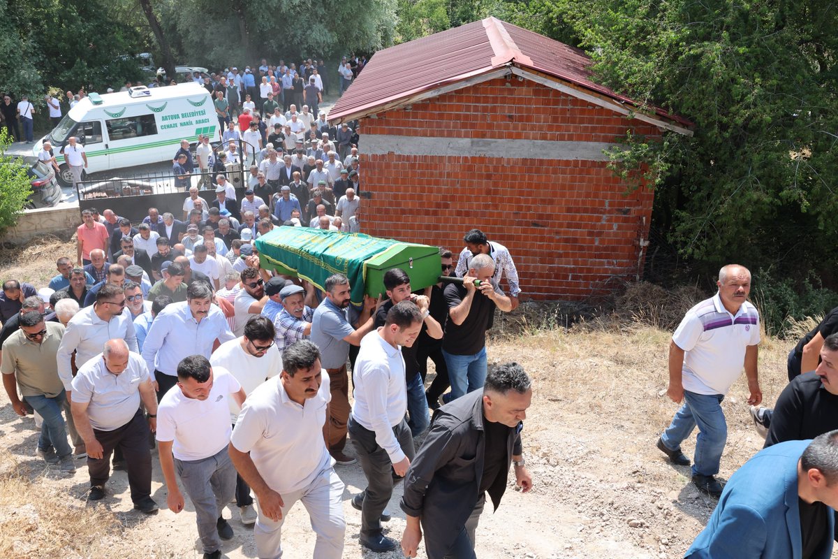 MemurSenKonf's tweet photo. İnnâ lillâhi ve innâ ileyhi râciûn.

Memur-Sen ve Eğitim-Bir-Sen Genel Başkanımız Sayın Ali Yalçın’ın muhterem babası Selahattin Yalçın, bugün Tokat’ın Artova ilçesine bağlı Ahmetdanişment Köyü Mezarlığı’nda ebediyete uğurlandı.

Merhum Selahattin Yalçın’a Cenab-ı Allah’tan rahmet; Genel Başkanımız Sayın Ali Yalçın başta olmak üzere kıymetli ailesine, yakınlarına ve sevenlerine sabr-ı cemîl niyaz ediyoruz.

Cenab-ı Allah’tan merhumun mekânını cennet, makamını âli eylemesini; geride kalanlara metanet ve başsağlığı ihsan etmesini diliyoruz.

Mekânı cennet, makamı âli olsun. Allah rahmet eylesin.
