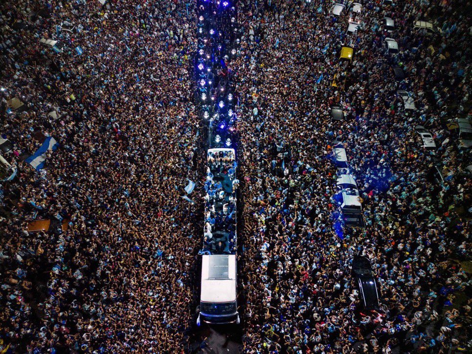 YasKuc's tweet photo. @EmilioMontilla_ JAJAJAJAJAJAAJAJAJJA te invito a ver los festejos 2022 en 🇦🇷 Ni en mil vidas 😂😂😂 https://t.co/rzyySMaPzn