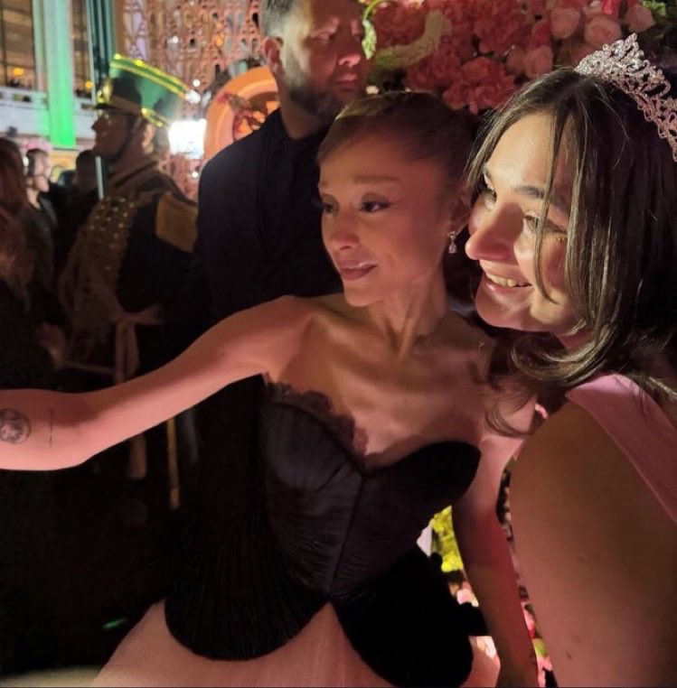 maizwor1d's tweet photo. i think of this picture of ari sm, it's so triggering how sick she looks esp next to other people... i rly hope she can recover though it's so concerning seeing her like this https://t.co/9h9ZS5D5IT
