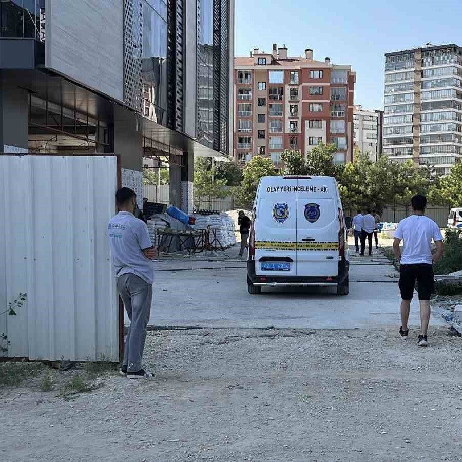 MilliProjeler's tweet photo. Konya'da bir plaza inşaatında çalışan dış cephe ustası, bindiği yük asansöründe elektrik akımına kapılıp 7. kattan düşerek yaşamını yitirdi... https://t.co/W7vCocDx12