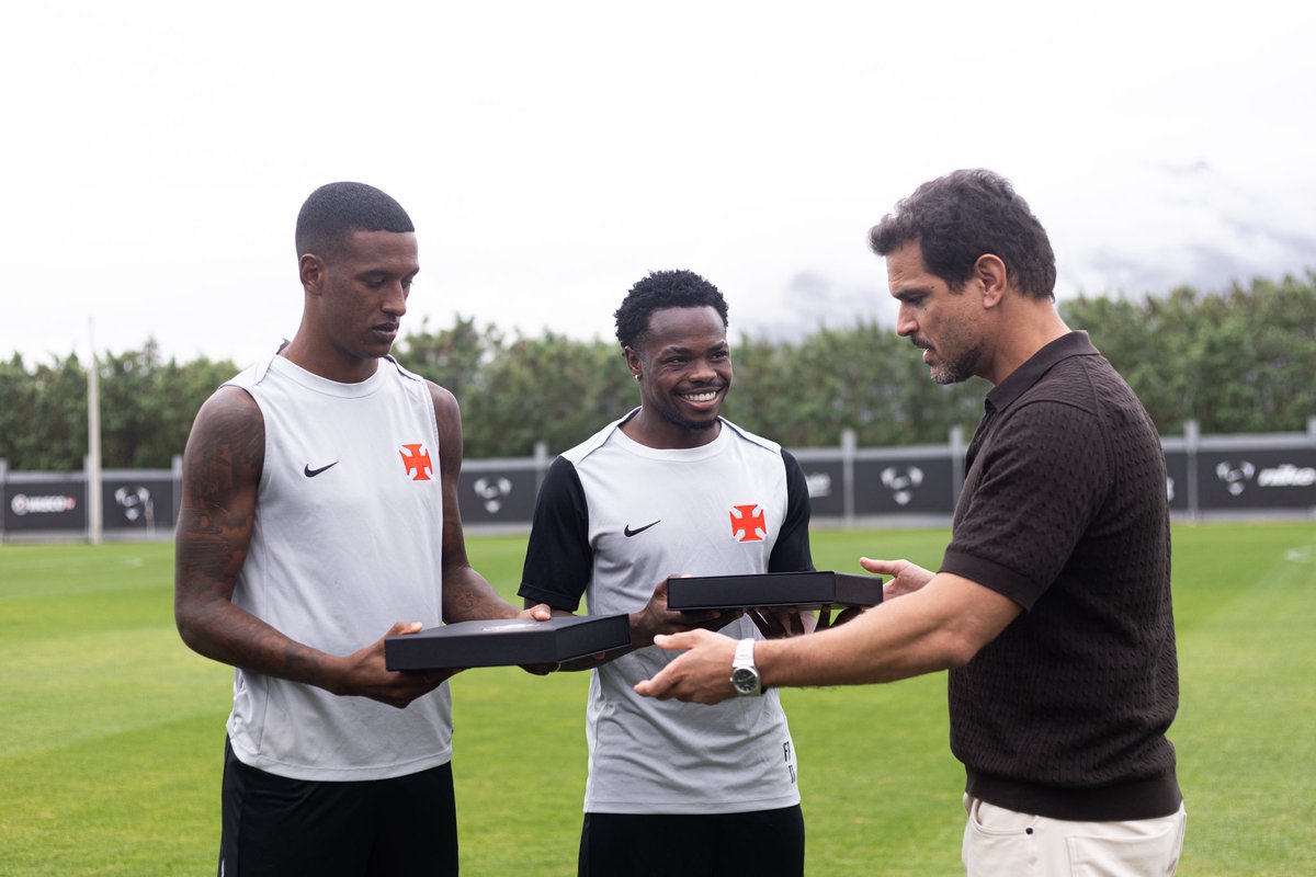 VascodaGama's tweet photo. ENTREGA DE CAMISAS COMEMORATIVAS 💢 1️⃣5️⃣0️⃣ | 5️⃣0️⃣

Os atletas Paulo Henrique e Puma Rodríguez receberam homenagens por terem alcançado a marca de 150 jogos com a camisa do Vasco, enquanto Robert Renan e Andrés Gómez completaram 50 jogos e também foram presenteados nesta sexta-feira. 

O Vasco da Gama parabeniza os atletas pelos números. Vamos por mais 💪

📸 Matheus Lima | #VascoDaGama