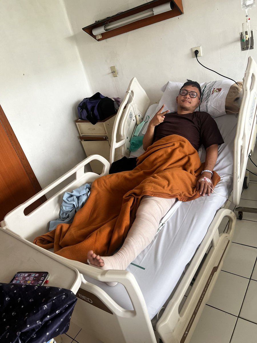 willys6_'s tweet photo. siapa sangka, 

2023 kena ACL lutut kanan dan back to sport 2024

sekarang 2026 kena ACL lutut kiri tanggal 19 April 2026 dan baru beres operasi 24 juli 2026

Pelajaran penting: jangan main basket sama pemula atau yang gabisa main, karna mainnya grasak grusuk😅 https://t.co/dD9We5epFF