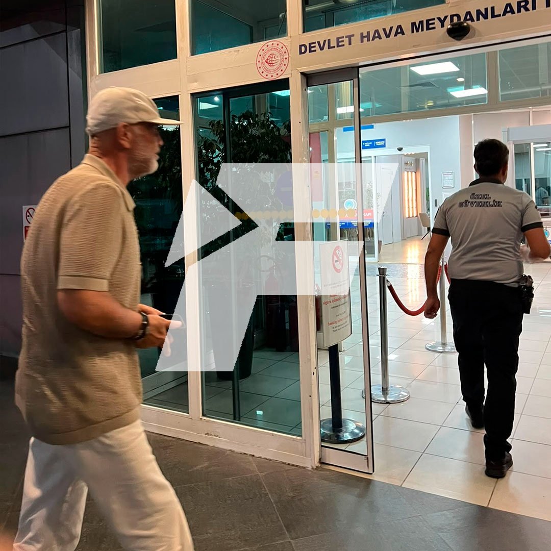 TekYolFener's tweet photo. Fenerbahçeli yönetici Cihan Kamer, özel uçağıyla seyahat öncesi Atatürk Havalimanı’nda görüntülendi. 

(Fanatik) https://t.co/zwMKN7QvnR