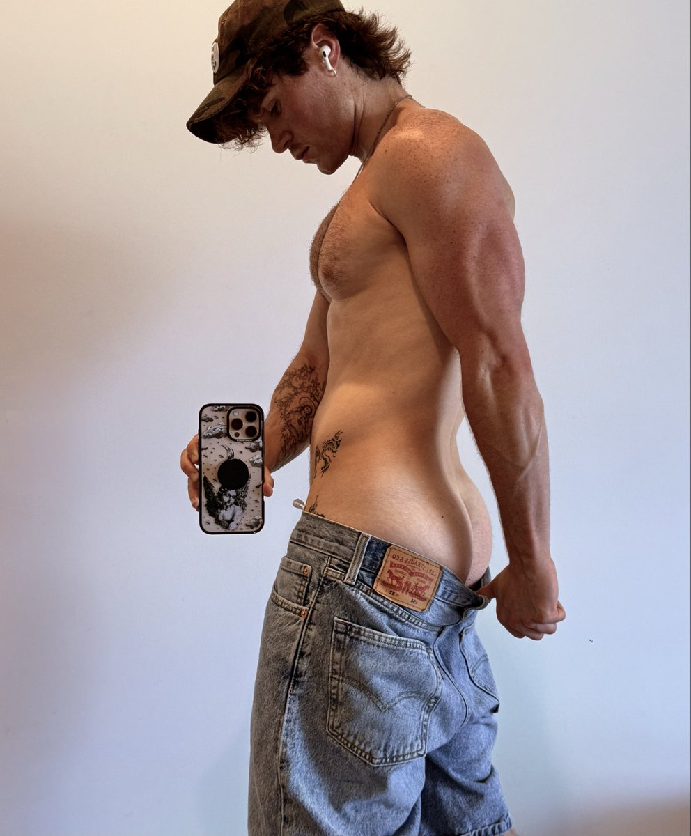 BrettneySpears's tweet photo. plumbers crack i guess https://t.co/gkUAqwj8CC