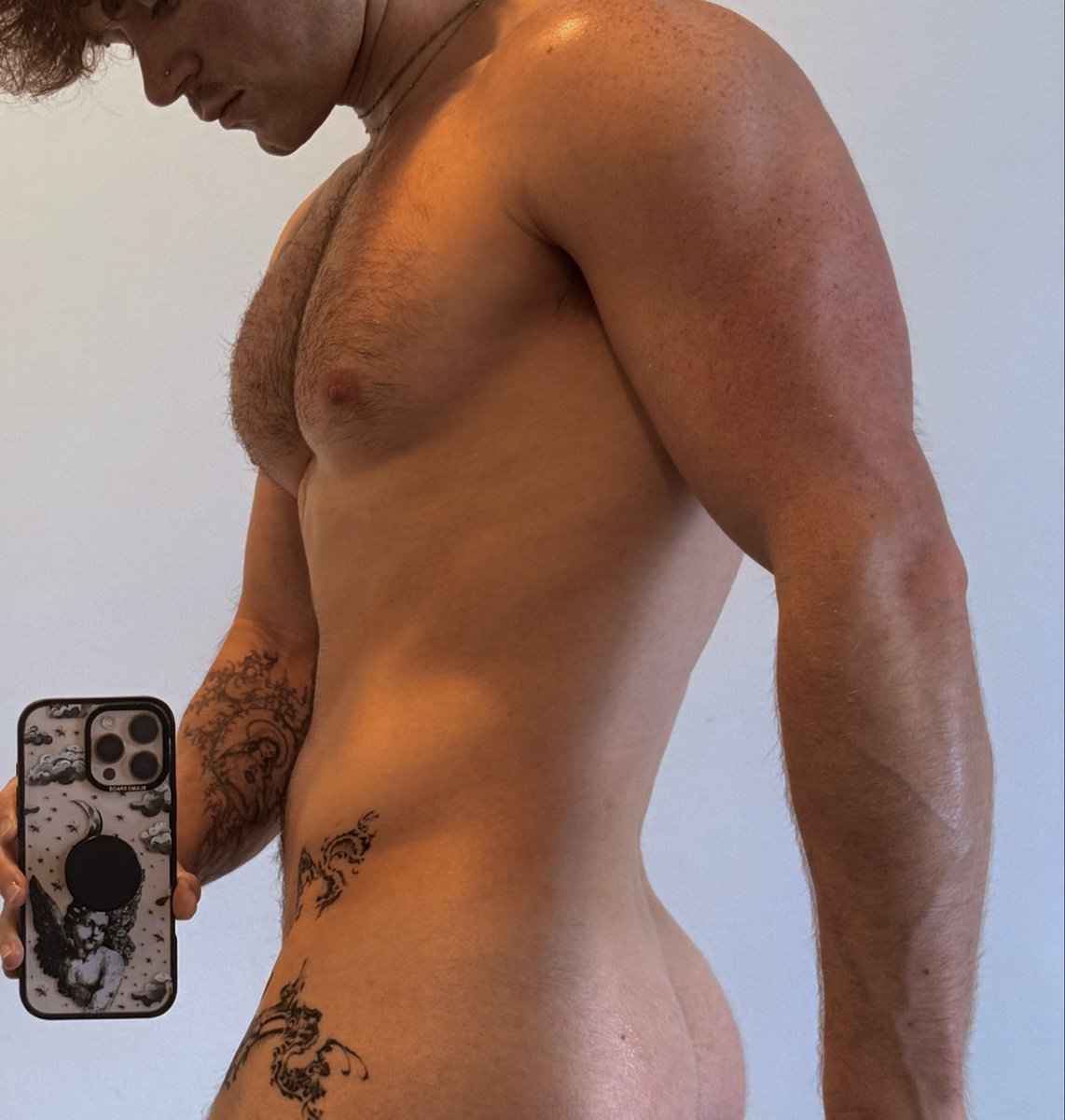 BrettneySpears's tweet photo. plumbers crack i guess https://t.co/gkUAqwj8CC
