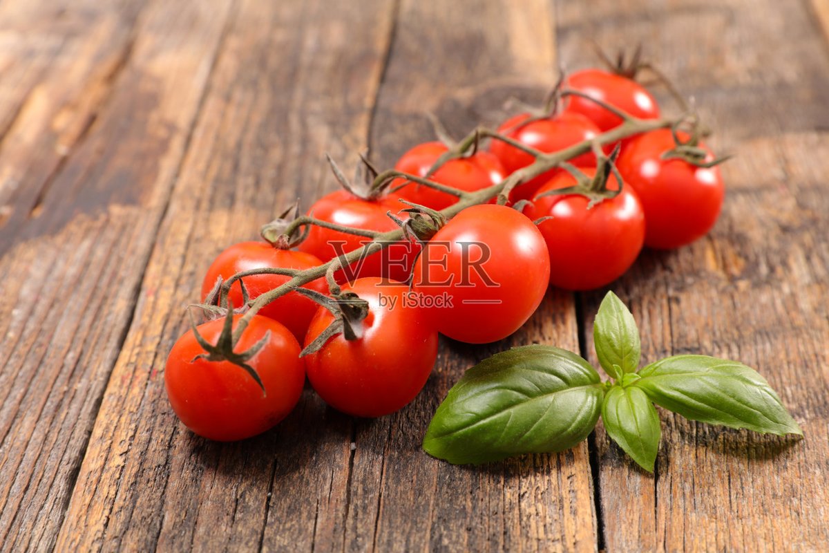 GregorySteuart's tweet photo. Fresh seasonal tomatoes u0026 basil are in stock now! Perfect for your weekend pasta or salad — grab some at the local market before they sell out.， https://t.co/s2qeBJNPOO
