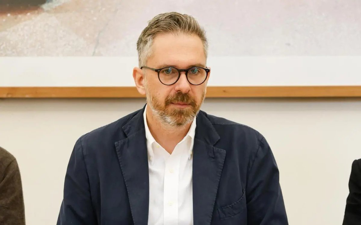 strange_days_82's tweet photo. Non è vero che Lepore “non c’entra nulla” con i centri sociali.
Quando era assessore difendeva pubblicamente il TPO: «pagano l’affitto e producono cultura», «ci aiutano a lavorare nelle periferie con gli adolescenti», «progetti di inclusione e welfare». 
E da sindaco il Comune continua a concedere loro spazi pubblici (TPO e Labas in primis).
Poi, nella guerriglia di piazza Roosevelt per Fakir, tra i partecipanti c’erano volti noti proprio di TPO e Labas.
Si può discutere di tutto, ma far finta che non ci sia alcun legame è semplicemente falso.
#Bologna #Lepore #CentriSociali