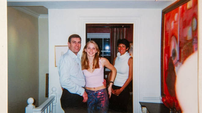 Andrew_slaps's tweet photo. @DefiantBaptist @mounthatt @PeterBolandSOCS @LostMyHats Yup, this totally looks like a random encounter on the street and not a intimate meeting in someone’s living room https://t.co/bOAd6B7NBd