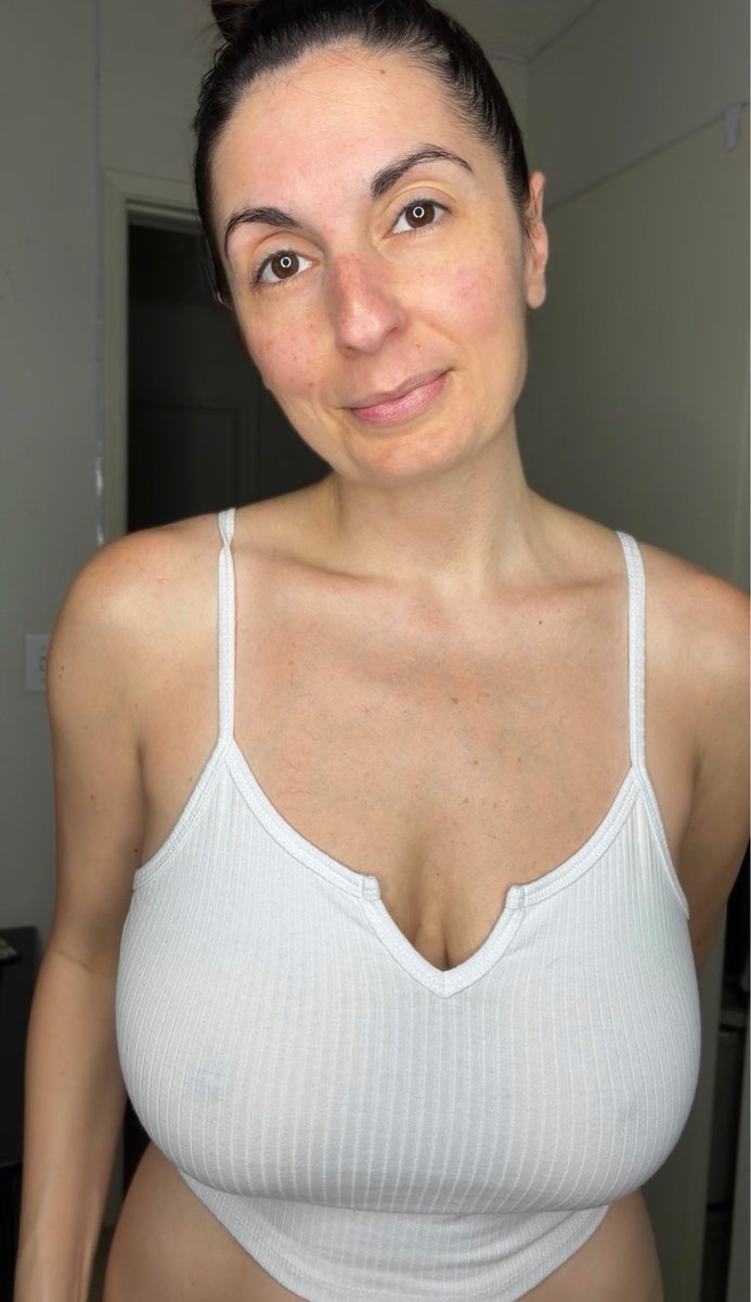HeatherAlyse7's tweet photo. Living my best basic life 🤍 #whitetank #natural #simplyme #basic https://t.co/mrUykTVHTS