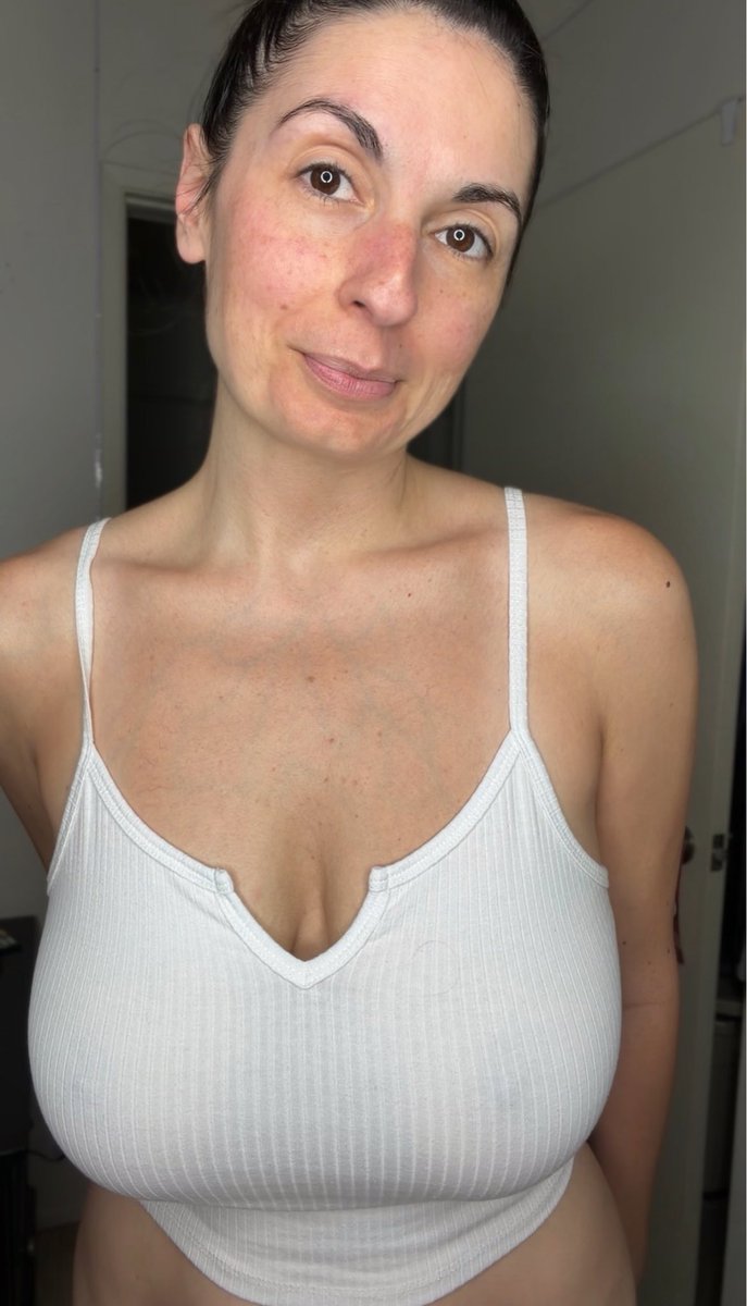 HeatherAlyse7's tweet photo. Living my best basic life 🤍 #whitetank #natural #simplyme #basic https://t.co/mrUykTVHTS