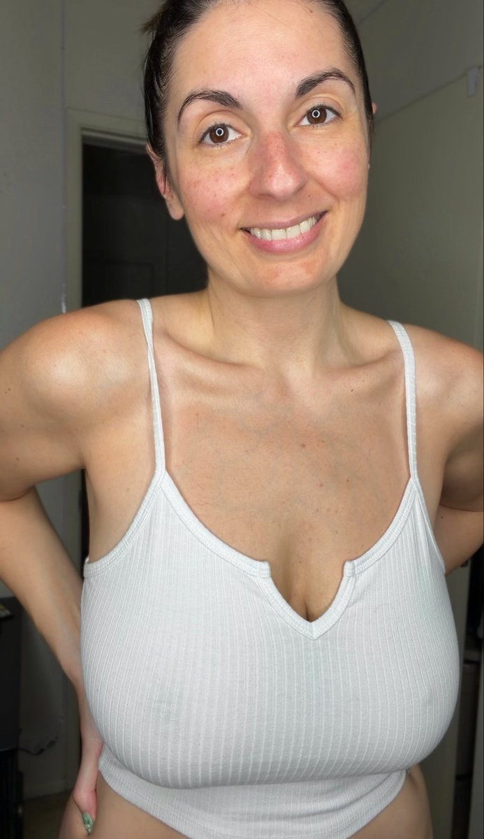 HeatherAlyse7's tweet photo. Living my best basic life 🤍 #whitetank #natural #simplyme #basic https://t.co/mrUykTVHTS