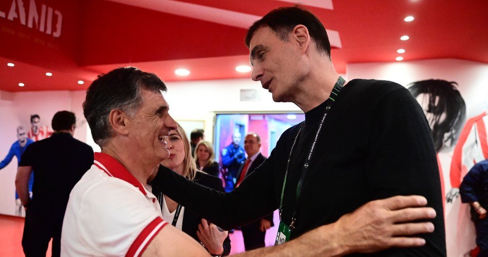 wisemannSG's tweet photo. Η διαφορά των δύο είναι πως ο ένας έπεσε σε προέδρους που όσα κακά κι αν έχουν (και έχουν πολλά) όταν βρήκαν έναν άνθρωπο και πίστεψαν στην δουλειά του τον στήριξαν ακόμα και στις πιο δύσκολες στιγμές και ο άλλος στον Βαγγέλη και στον Κώστα Τσέλσι, life is a bitch 
#OlympiacosFC https://t.co/fC0WL7sfha