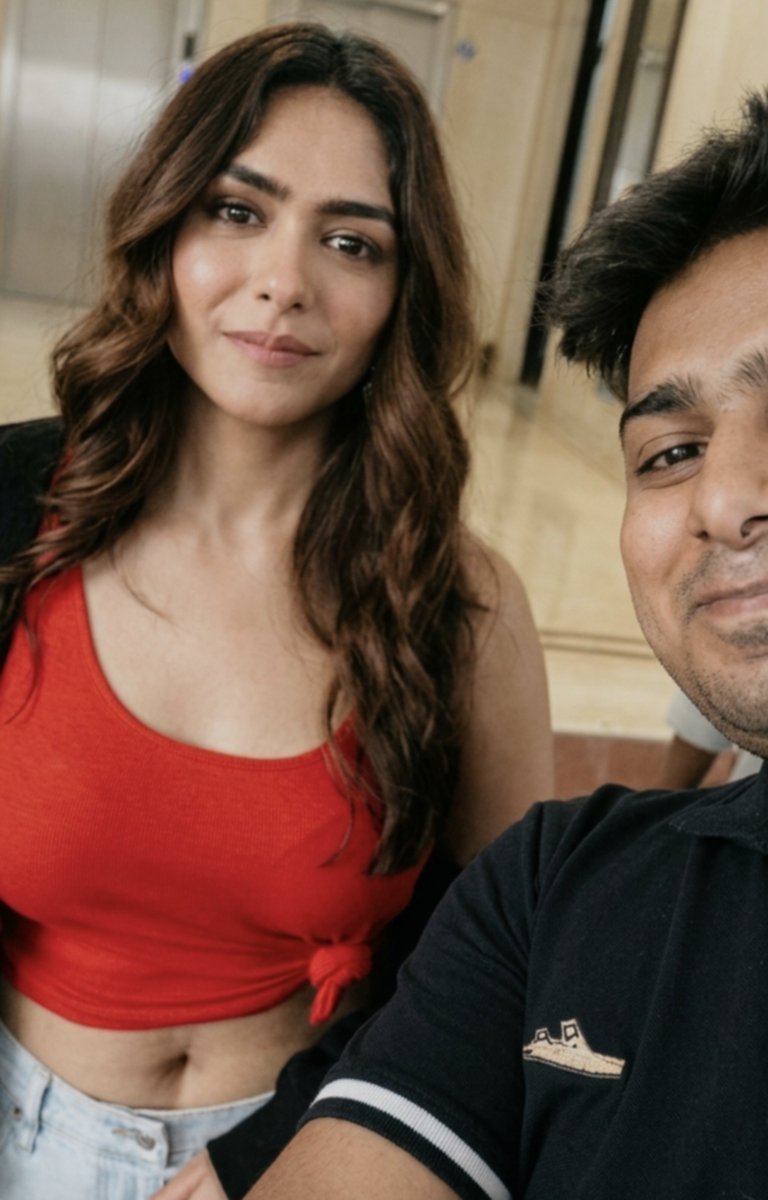 Actress_GOAT's tweet photo. Mrunal Deep 🍩🤤 https://t.co/CSjwEO8fJ0
