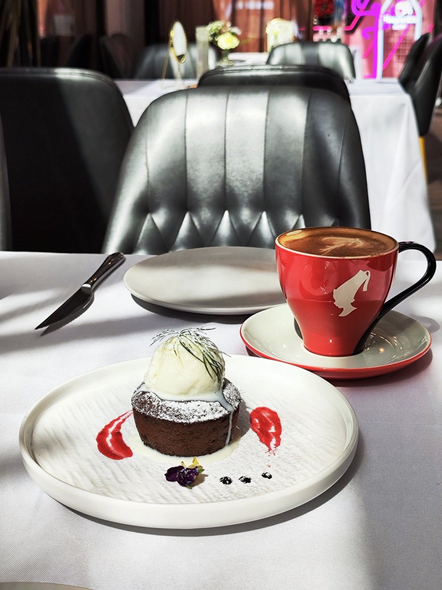 sike277's tweet photo. Just had the most perfect late-night snack: warm chocolate lava cake with a scoop of vanilla ice cream!  #FoodMoments https://t.co/6Yo8hYlLZH