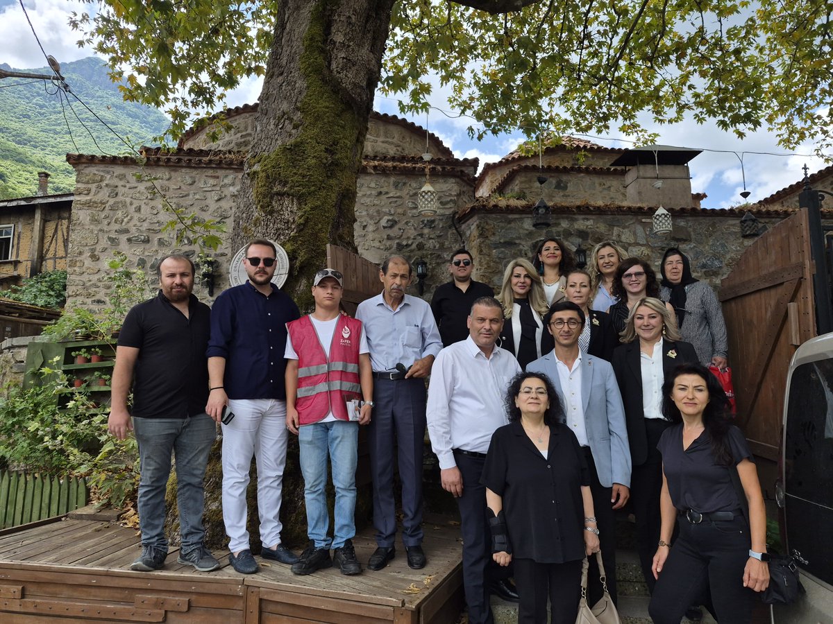 ZaferOrhangazi's tweet photo. Kadın, Çocuk ve Aile Politikalarından Sorumlu Genel Başkan Yardımcısı Sayın Suzan Küçüksaraç’ın katılımlarıyla, Gürle köyümüzde bulunan tarihi hamam içerisinde faaliyet gösteren Pazarköy Kadın Girişimi Üretim ve İşletme Kooperatifi’ni ziyaret ettik. Kooperatif Başkanımız Sayın Seda Kalkan Şentürk’ten kıymetli çalışmaları hakkında bilgi alırken, tarihi hamamımızın dokusunu da inceledik. 
Kadın emeğini üretime dönüştüren Sayın Şentürk'e ve tüm kadınlarımıza nazik misafirperverlikleri için teşekkür ediyoruz. 
Türk kadınının ekonomiye güç kattığı bir geleceği Zafer'le inşa edeceğiz!

@zaferpartisi16
@SuzanKucuksarac
@CihatGZ
@YYakup89

#ZaferPartisi #Orhangazi #SuzanKüçüksaraç #KadınGirişimi #PazarköyKooperatifi