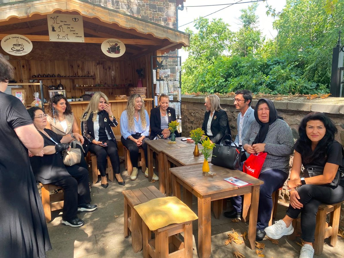 ZaferOrhangazi's tweet photo. Kadın, Çocuk ve Aile Politikalarından Sorumlu Genel Başkan Yardımcısı Sayın Suzan Küçüksaraç’ın katılımlarıyla, Gürle köyümüzde bulunan tarihi hamam içerisinde faaliyet gösteren Pazarköy Kadın Girişimi Üretim ve İşletme Kooperatifi’ni ziyaret ettik. Kooperatif Başkanımız Sayın Seda Kalkan Şentürk’ten kıymetli çalışmaları hakkında bilgi alırken, tarihi hamamımızın dokusunu da inceledik. 
Kadın emeğini üretime dönüştüren Sayın Şentürk'e ve tüm kadınlarımıza nazik misafirperverlikleri için teşekkür ediyoruz. 
Türk kadınının ekonomiye güç kattığı bir geleceği Zafer'le inşa edeceğiz!

@zaferpartisi16
@SuzanKucuksarac
@CihatGZ
@YYakup89

#ZaferPartisi #Orhangazi #SuzanKüçüksaraç #KadınGirişimi #PazarköyKooperatifi
