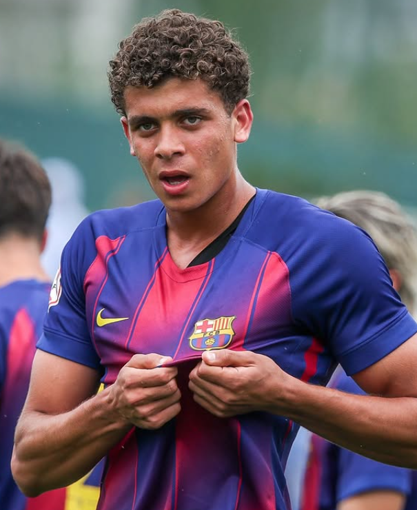 nela_VDG's tweet photo. - Jugador caro
- Se le caen los goles 
- Mogger 
- Made in la Masía 
- Delantero antiguo 
- No lleva gorras MAGA (anti-trump declarado) 
- Rizos de dios griego  

Júlian ft Abdelkarim MIS "9"s 26/27. https://t.co/CzvZCBrn7f
