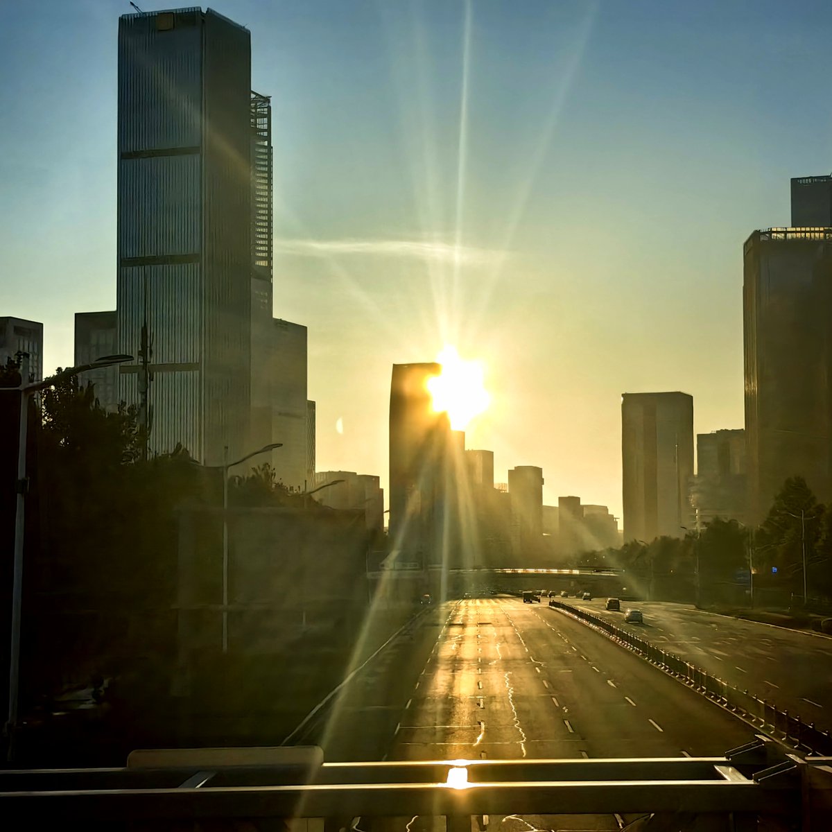 9oqTOoWiec67214's tweet photo. Caught the sunrise on my morning commute! Clear sky, cool breeze, perfect start to the workday. #DailyCommute https://t.co/wdyQGMN2eR