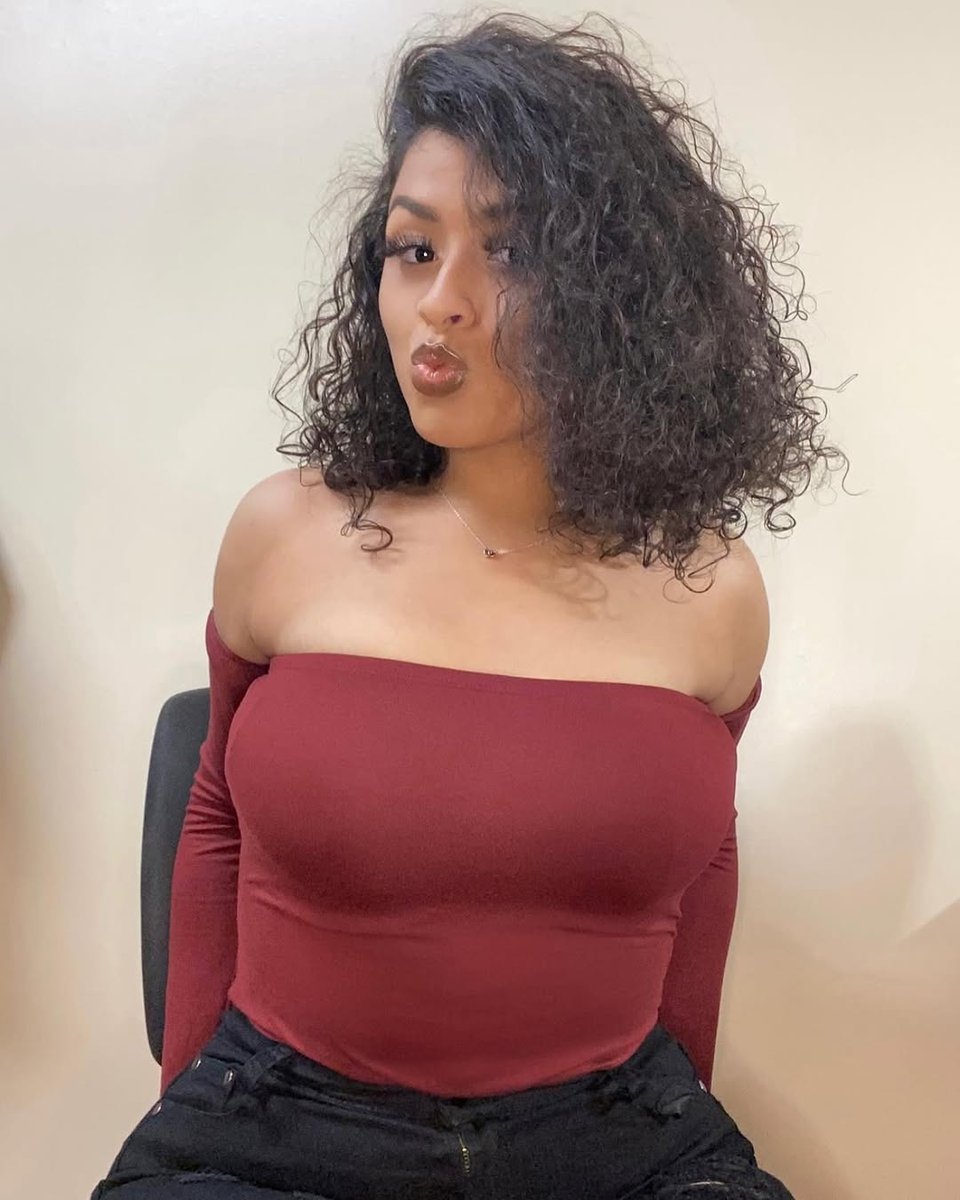 larealash's tweet photo. awkward ass pose https://t.co/AumKNG09bT
