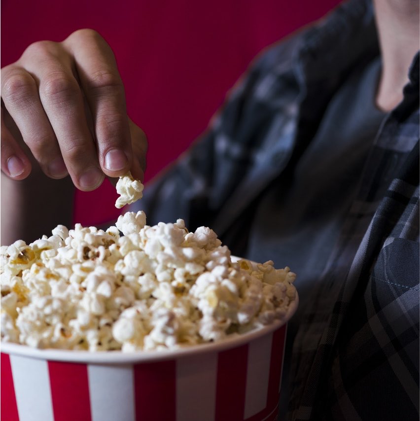 BundesInsider's tweet photo. Repórter: “Se você tivesse que assistir a um só filme pelo resto da sua vida, qual seria?”

Michael Olise: “Eu não vejo filmes”.

Repórter: “Tudo bem, e séries?”

Michael Olise: “Eu não assisto séries”.

😅 https://t.co/kNbWQTO55s