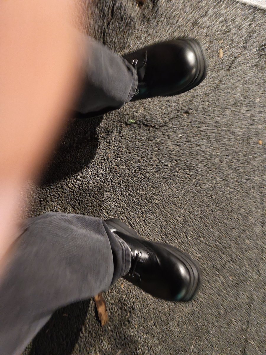ubsb2000's tweet photo. 下次喝酒不能马丁靴了，捂脚…… https://t.co/dULFiEIjz1