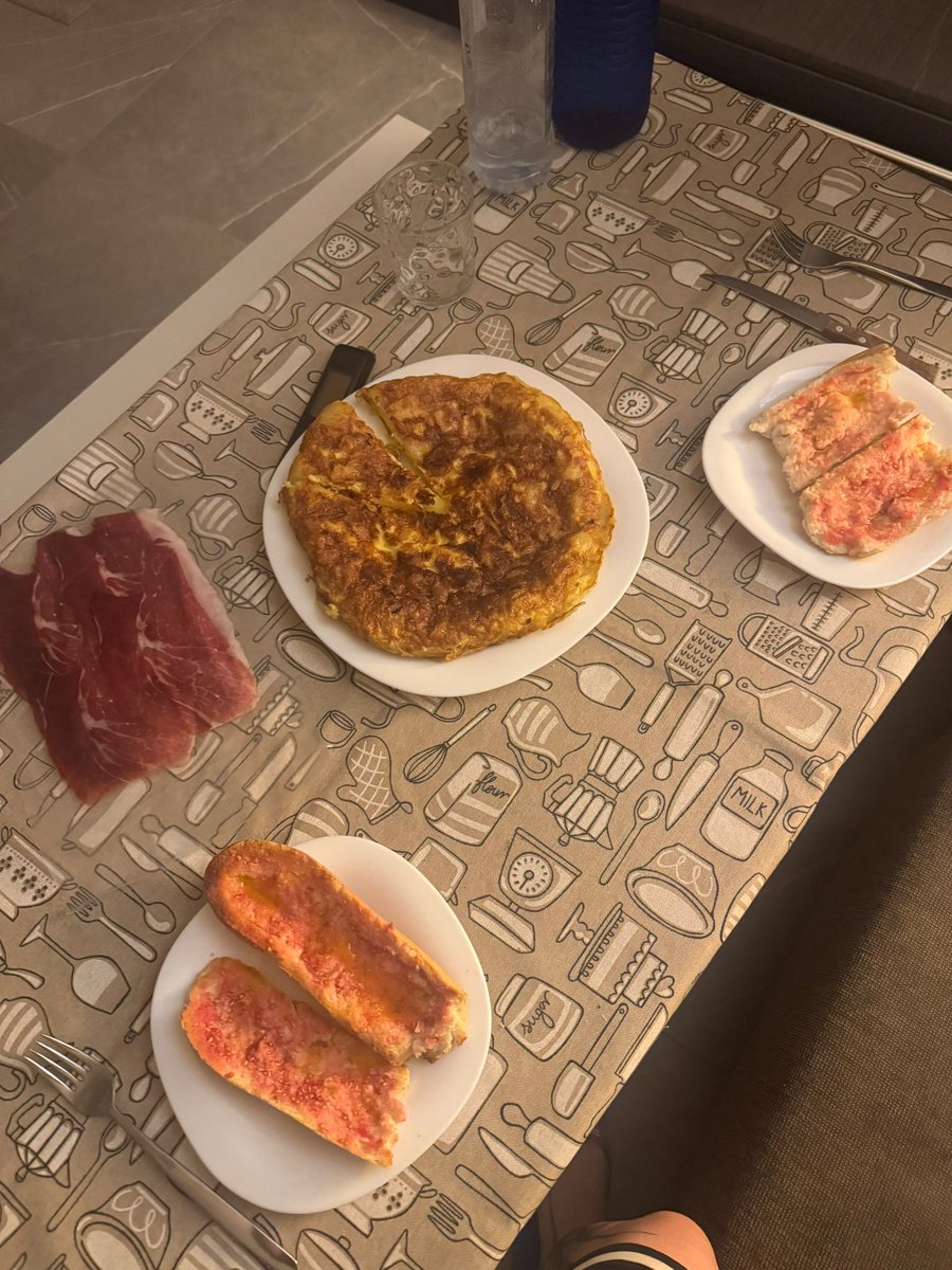 Trickoch's tweet photo. Que mejor que cenar tortilla de patatas, jamón y pan con aceite y tomate con la chica que te gusta !!! https://t.co/eQsaVufMiv