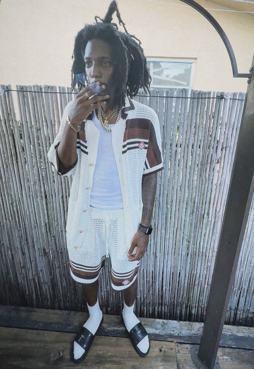 ChasinBreadrin's tweet photo. Why you get up in that water knowin that it’s bigger fish 🦈🦈 #LLWJ https://t.co/OEAuZRr9sH