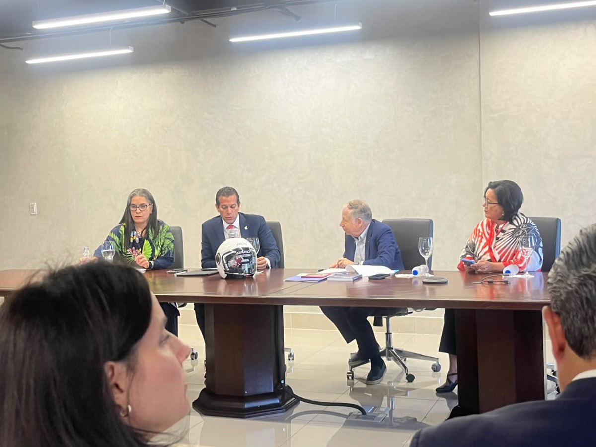 JeanTodt's tweet photo. Met with insurance leaders and regulators to discuss how the private sector can contribute to improving road safety. Strong partnerships between governments, industry, and international organizations remain essential to reducing road traffic deaths and injuries. 

@PNUDRD https://t.co/Xjn8YgnhOK