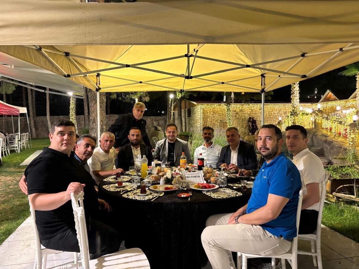 akparticubuk's tweet photo. İlçe Başkanımız Sn.@akahmetkilic Belediye Başkanımız Sn.@avbakidemirbas ve Teşkilat mensuplarımız Sude &amp; Hakan çiftinin düğün merasimine katıldılar.🤵🏻👰🏼
 
ÖNAL &amp; AYDOS ailelerini tebrik ediyor, çiftimize mutluluklar dileriz. https://t.co/gSJUIhmSzU