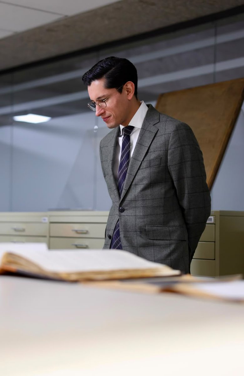 SRE_mx's tweet photo. 📸 En la sede del Acervo Histórico Diplomático, el secretario Roberto Velasco (@r_velascoa) realizó un recorrido de trabajo con el director general del @Acervo_SREmx, Gerardo Gil Valdivia, para supervisar el funcionamiento y resguardo del patrimonio de la @SRE_mx en materia de tratados y documentos que enmarcan la historia de la diplomacia mexicana.

Durante el recorrido, el canciller Velasco presenció las áreas de acceso libre al público, que dan cuenta del valor histórico de la diplomacia mexicana y del legado de nuestras y nuestros representantes a lo largo del tiempo. Asimismo, inspeccionó el taller de restauración y la bóveda de tratados, donde se conservan documentos como el Tratado de Tlatelolco, el Tratado de Aguas de 1944 y el Acta de Chapultepec.

Esta visita se da en el marco de la estrategia de la Cancillería para ampliar el acceso público a su patrimonio documental y consolidar la identidad que distingue a nuestro prestigio diplomático en el mundo.

🇲🇽🌎