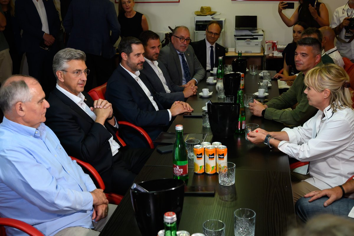 AndrejPlenkovic's tweet photo. Hrvatska je treću godinu zaredom domaćin završnice Europskog prvenstva u ragbiju 7, koje se ovog vikenda održava u Splitu te okuplja 12 muških i 12 ženskih reprezentacija.

Tim povodom sastali smo se s predstavnicima Organizacijskog Odbora @rugby_europe, koji su Hrvatskoj povjerili organizaciju ovog prestižnog natjecanja u olimpijskog disciplini.

@VladaRH prepoznaje važnost i ovog sportskog događaja. U našem mandatu podržali smo gotovo 250 velikih međunarodnih natjecanja, a istovremeno povećavamo ulaganja @mintsRH u 🇭🇷 sport.

Svim natjecateljima želim puno sreće i vjerujem da će posjetitelji i navijači uživati u sjajnim izvedbama najboljih europskih ragbijašica i ragbijaša.