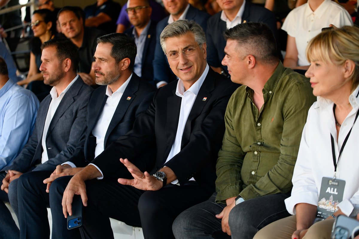 AndrejPlenkovic's tweet photo. Hrvatska je treću godinu zaredom domaćin završnice Europskog prvenstva u ragbiju 7, koje se ovog vikenda održava u Splitu te okuplja 12 muških i 12 ženskih reprezentacija.

Tim povodom sastali smo se s predstavnicima Organizacijskog Odbora @rugby_europe, koji su Hrvatskoj povjerili organizaciju ovog prestižnog natjecanja u olimpijskog disciplini.

@VladaRH prepoznaje važnost i ovog sportskog događaja. U našem mandatu podržali smo gotovo 250 velikih međunarodnih natjecanja, a istovremeno povećavamo ulaganja @mintsRH u 🇭🇷 sport.

Svim natjecateljima želim puno sreće i vjerujem da će posjetitelji i navijači uživati u sjajnim izvedbama najboljih europskih ragbijašica i ragbijaša.