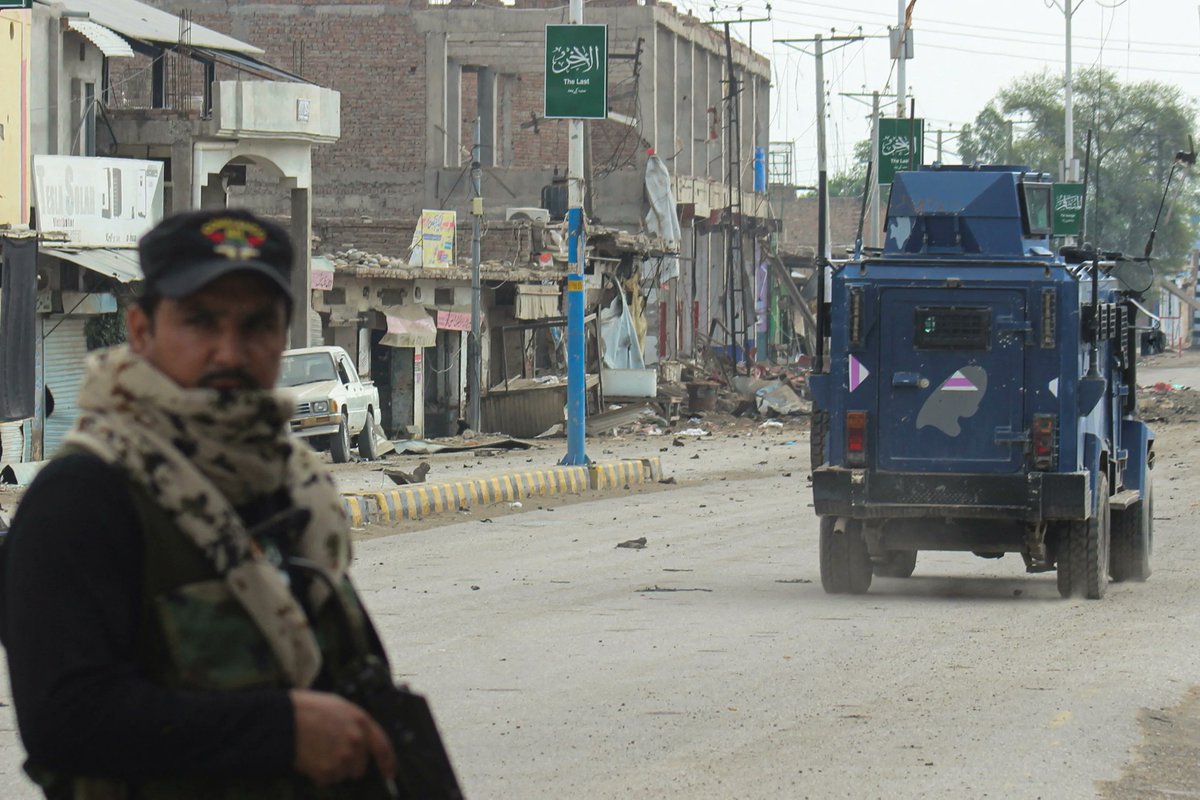 AJEnglish's tweet photo. A suicide attack on a security checkpoint in northwestern Pakistan has killed 27 people, including soldiers, police and gunmen, the army reported. 

🔗: https://t.co/C8uUcq3GPe https://t.co/7BCkei0Ugu
