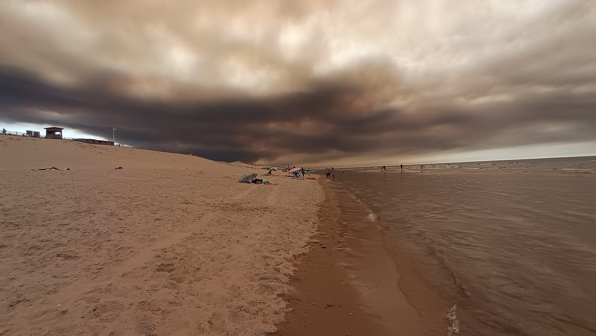 bastien's tweet photo. Depuis la plage de Carcans, le panache des incendies de Lacanau plonge la côte dans une atmosphère irréelle, presque dystopique. https://t.co/qErzlZXPFl