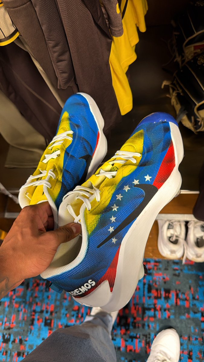 KP_Mty's tweet photo. 🇻🇪❤️‍🔥

“Fuerza Venezuela, nos levantaremos.”

Un mensaje que Bradgley Rodríguez llevará en sus cleats, recordándonos que la esperanza nunca deja de caminar.
@Bradgley_72 https://t.co/3SyFazEtxf