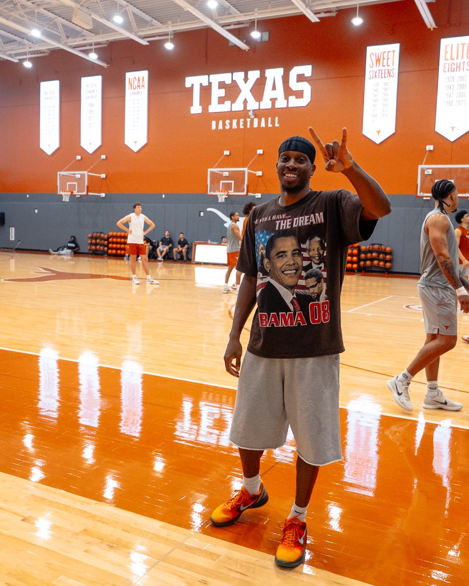 TexasMBB's tweet photo. come back any time fellas 🤘
#HookEm | #AlwaysCompete https://t.co/4JO35Suwao