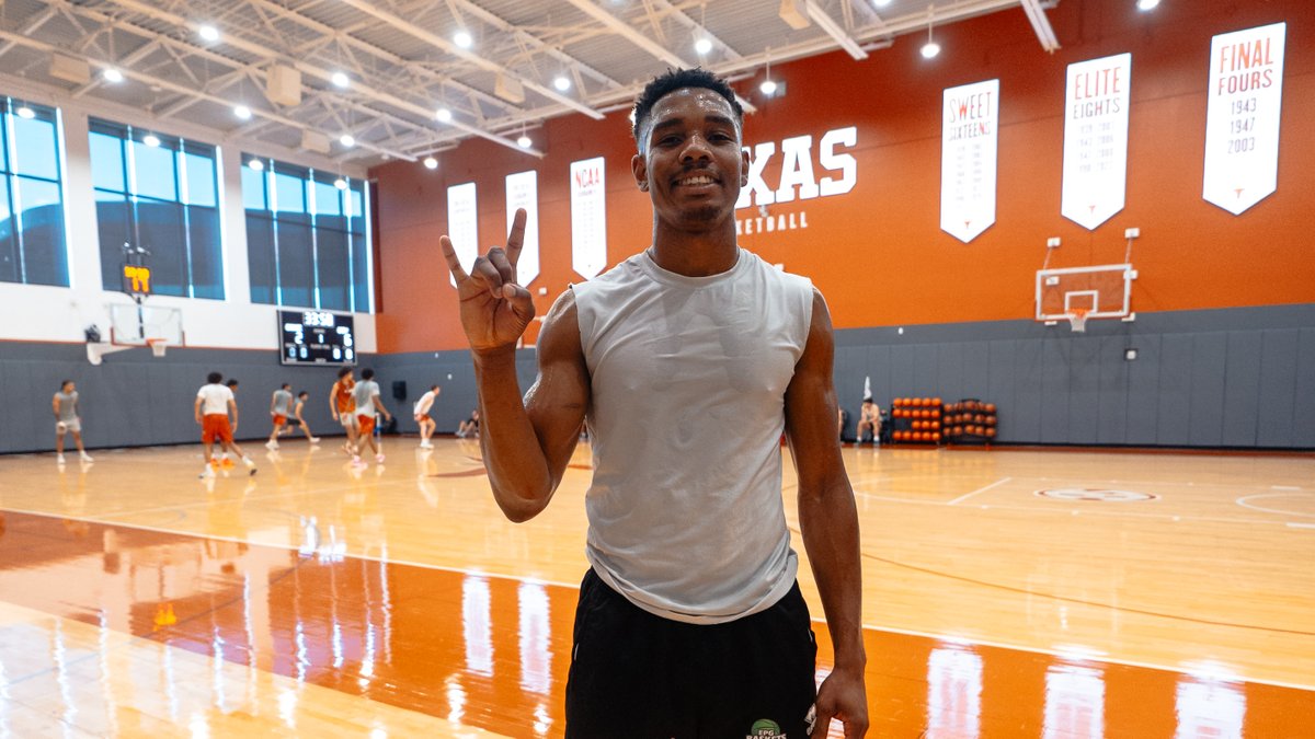 TexasMBB's tweet photo. come back any time fellas 🤘
#HookEm | #AlwaysCompete https://t.co/4JO35Suwao