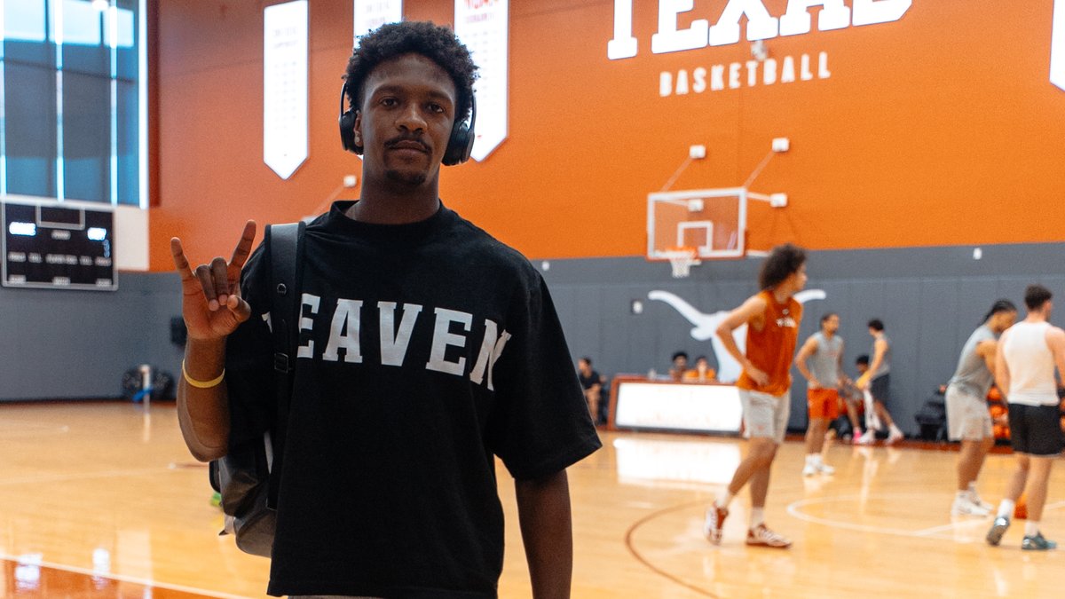 TexasMBB's tweet photo. come back any time fellas 🤘
#HookEm | #AlwaysCompete https://t.co/4JO35Suwao