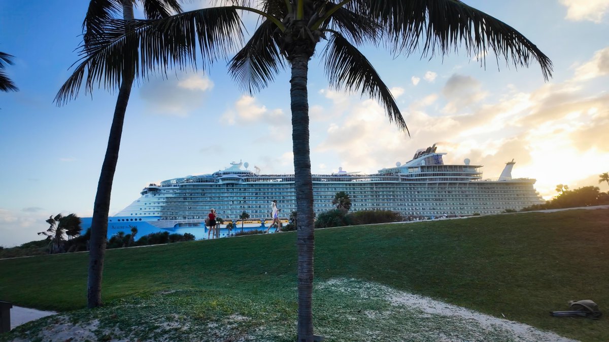 PortMiami's tweet photo. Officially cruising into weekend mode!

#WeekendVibes https://t.co/7Kz5AFPG29