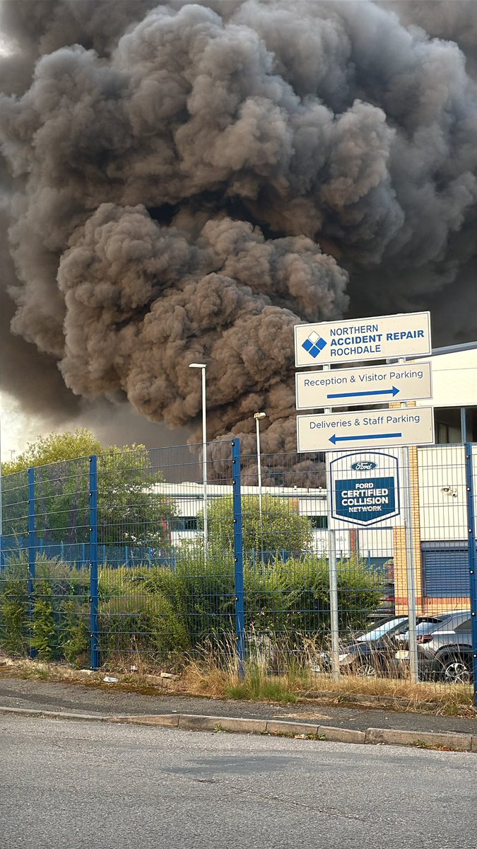 CB52CAM's tweet photo. Huge fire in Rochdale. Smoke for miles. https://t.co/YNiOQUVdYv