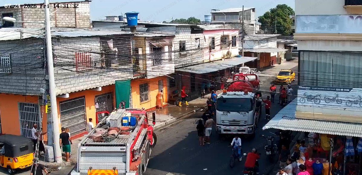 segura_ep's tweet photo. A través de las cámaras de videovigilancia del #C5GYE de #SeguraEP se visualiza un incendio estructural en Reina del Quinche 2. 

Personal de @BomberosGYE se encuentra en el sitio controlando la novedad.

Circule con precaución ⚠️ https://t.co/nDH4oXaRUy